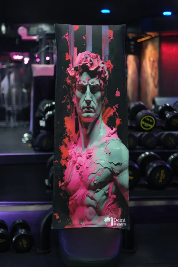 Klasik Davut heykeli ve canlı renklerle süslenmiş Marble Inferno spor havlusu.