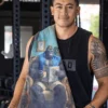 Gym ortamında erkek sporcu tarafından kullanılan Lazy King tasarımlı spor havlusu