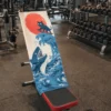 Surfer Cat spor havlusu spor salonunda bench sehpası üzerinde kullanılan fitness havlusu ve antrenman havlusu tasarımı. Spor havlusu gym ekipmanlarında hijyen sağlar ve ağırlık antrenmanlarında konforlu kullanım sunar.