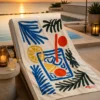 Summer Cocktail tropikal desenli plaj havlusu, gün batımında havuz kenarındaki şezlonga serili halde