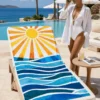 Sun Plaj Havlusu, sarı güneş ışınları ve mavi dalga desenleriyle deniz manzaralı havuz kenarındaki şezlong üzerine serilmiş.